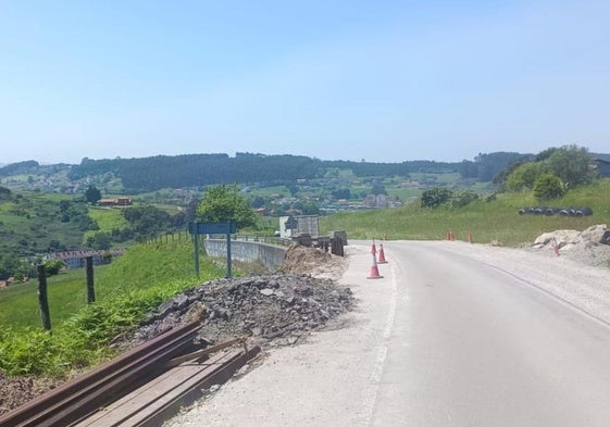 La zona en la que se encuentra el argayo obliga a usar un solo carril.