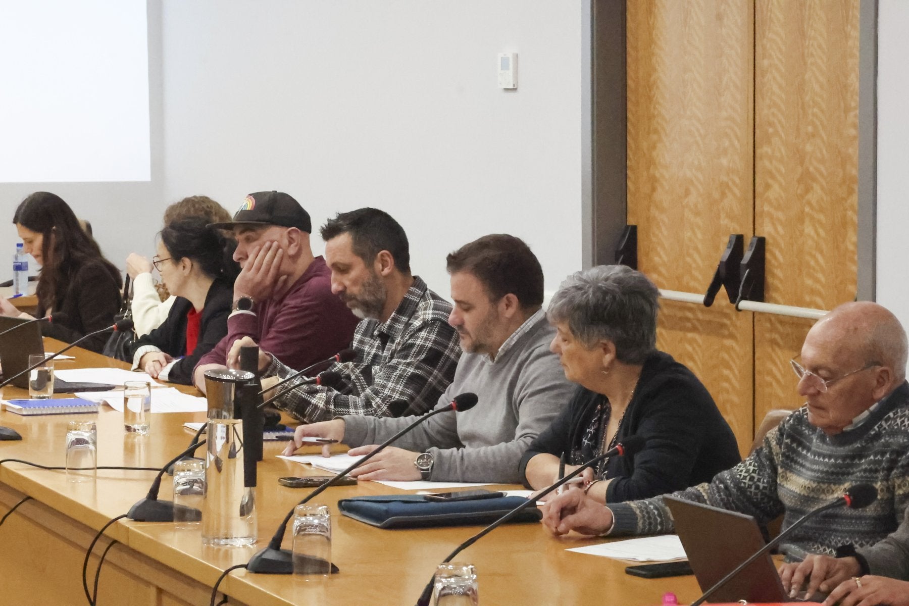 Iván Fernández, portavoz del PSOE, en el centro.