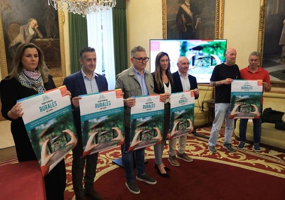 Estela Pérez, responsable de Acciona; Paco Prieto, director de Luce: Laboratorio Urbano; Gilberto Villoria, concejal de Infraestructuras Urbanas y Rurales; Ángela Pumariega, vicealcaldesa; Abel Junquera, concejal de Atención a la Ciudadanía; José Luis Fernández, presidente de la asociación vecinal San Miguel de Serín, y José Ramón Tuero, concejal socialista, durante la presentación.