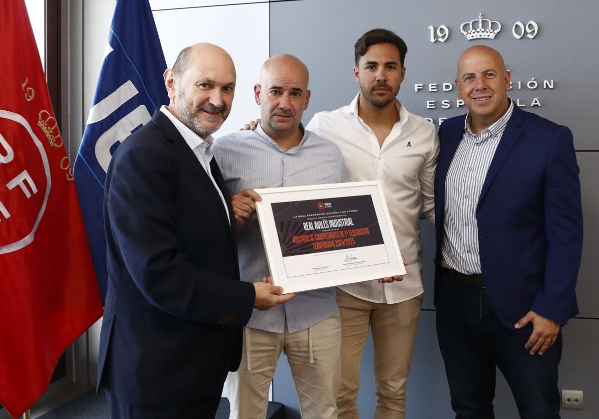 Pedro Arboleya y Miguel Linares reciben de Rafael Louzán el diploma por el ascenso del Real Avilés.
