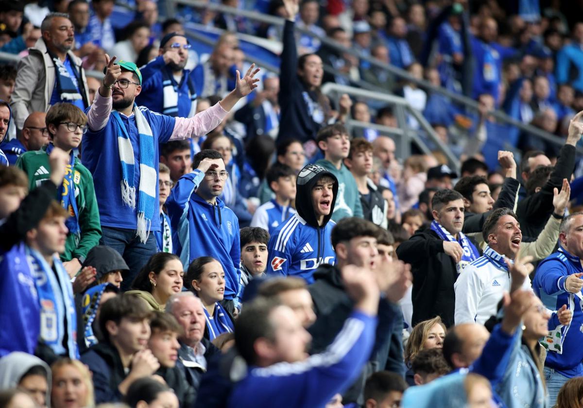 Aficionados del Real Oviedo, en las gradas del Tartiere, el último partido de Liga, ante el Cádiz.