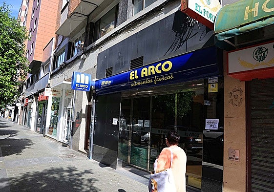 Una tienda de El Arco ya cerrada en el centro de Gijón.