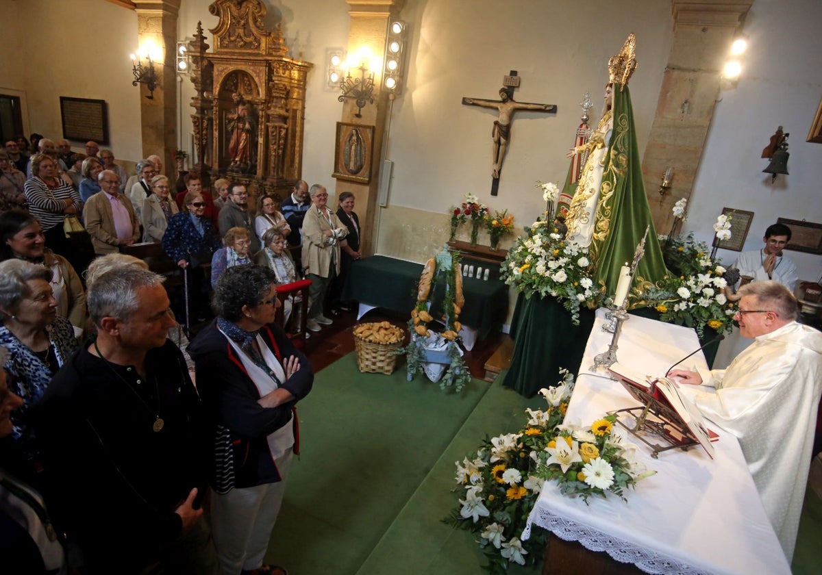 Adolfo Mariño presidiendo la misa en la capilla de La Balesquida, y al fondo La Esperanza.