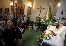 Adolfo Mariño presidiendo la misa en la capilla de La Balesquida, y al fondo La Esperanza.