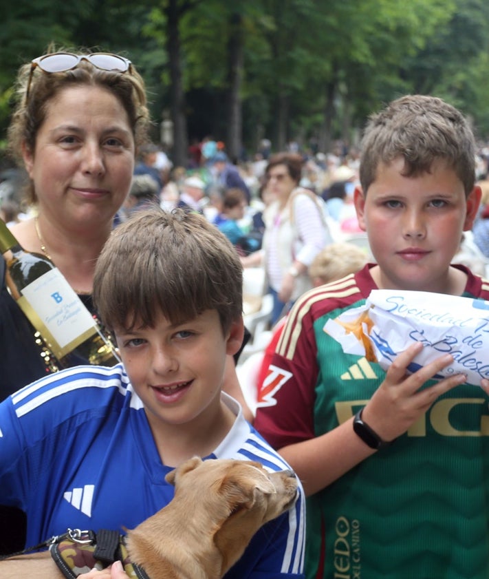 Imagen secundaria 2 - Son muchos los oviedistas que lucen la camiseta del Real Oviedo.