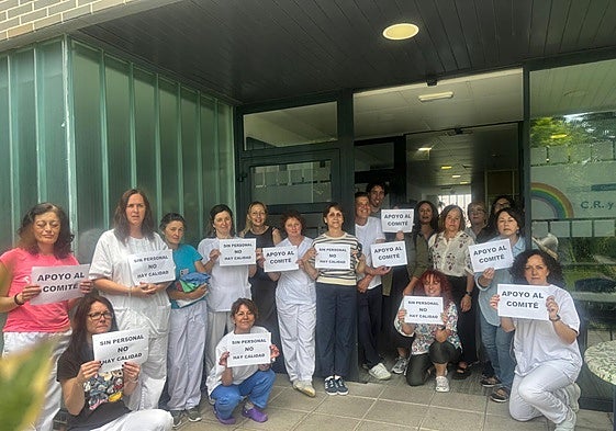 La plantilla del centro de menores Arco Iris, en apoyo a los comités de empresa del ERA y Bienestar que están encerrados en Hacienda