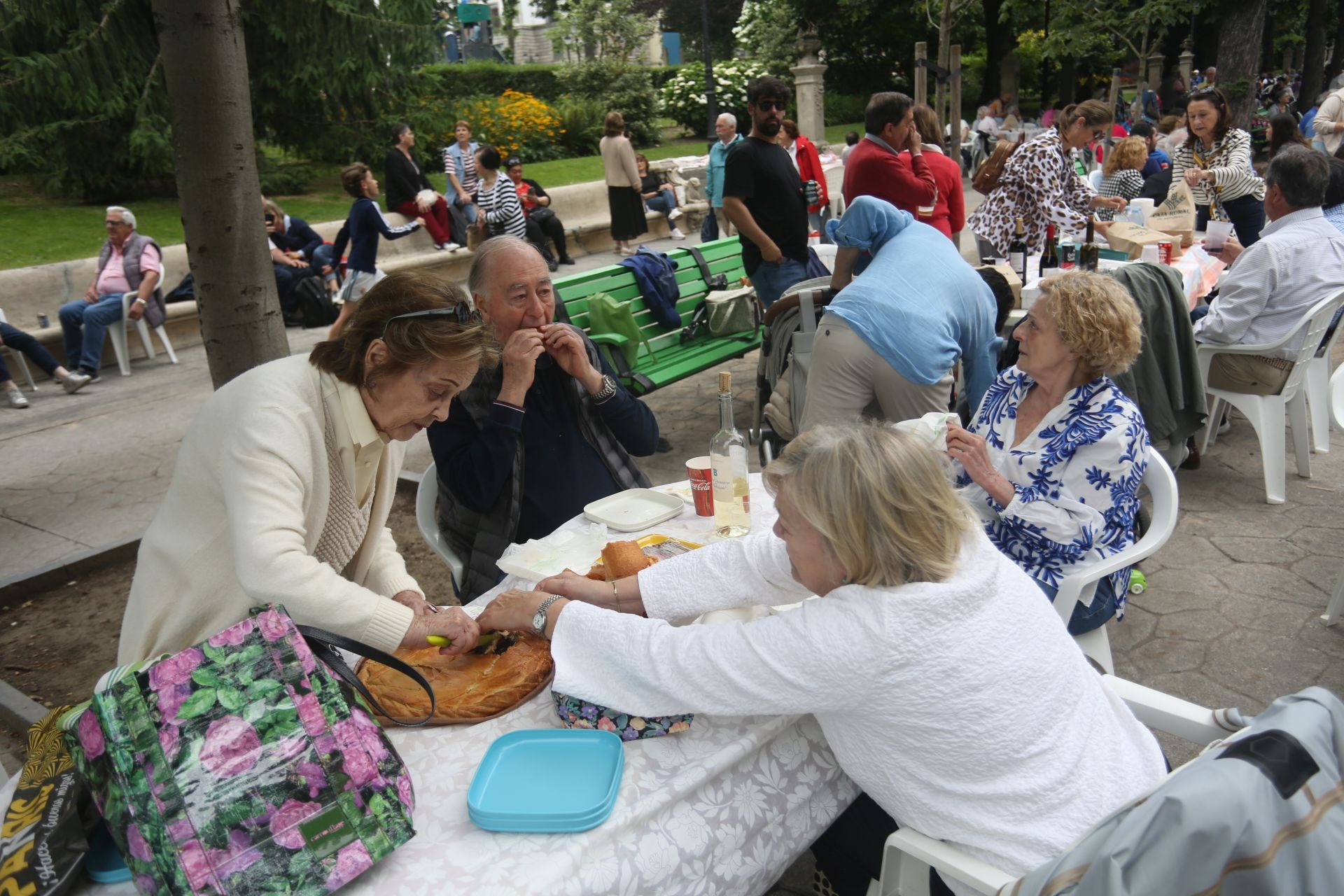 Oviedo cumple con la tradición y toma el centro en el Martes de Campo