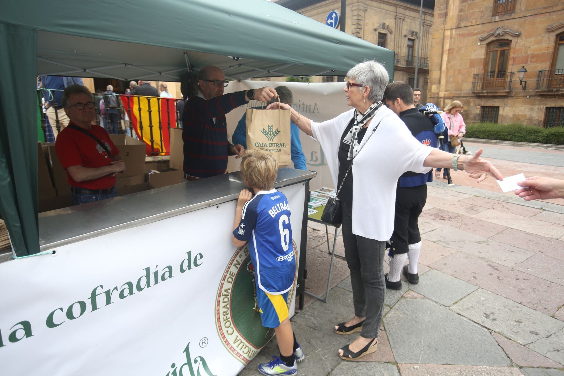 Oviedo cumple con la tradición y toma el centro en el Martes de Campo