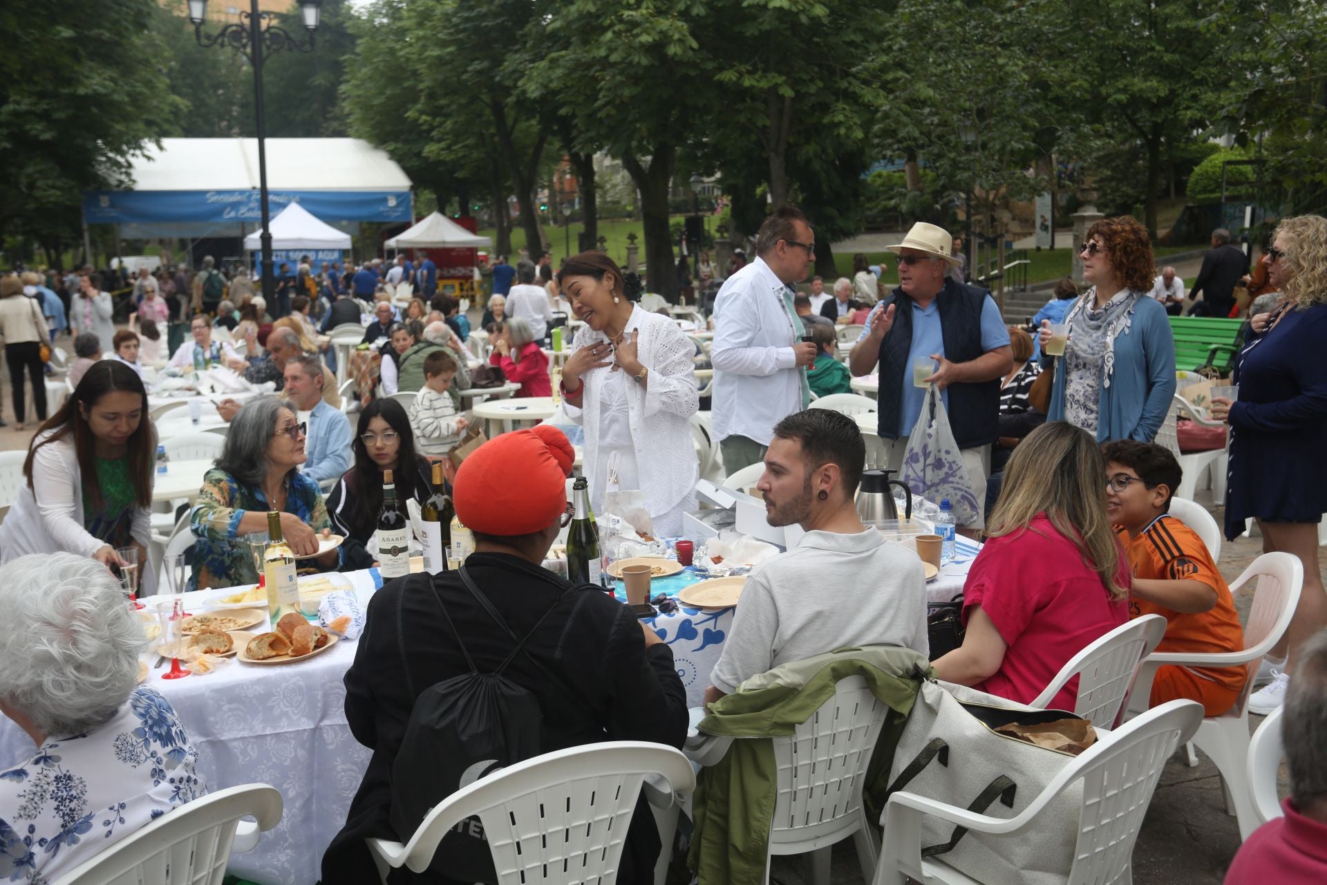 Oviedo cumple con la tradición y toma el centro en el Martes de Campo