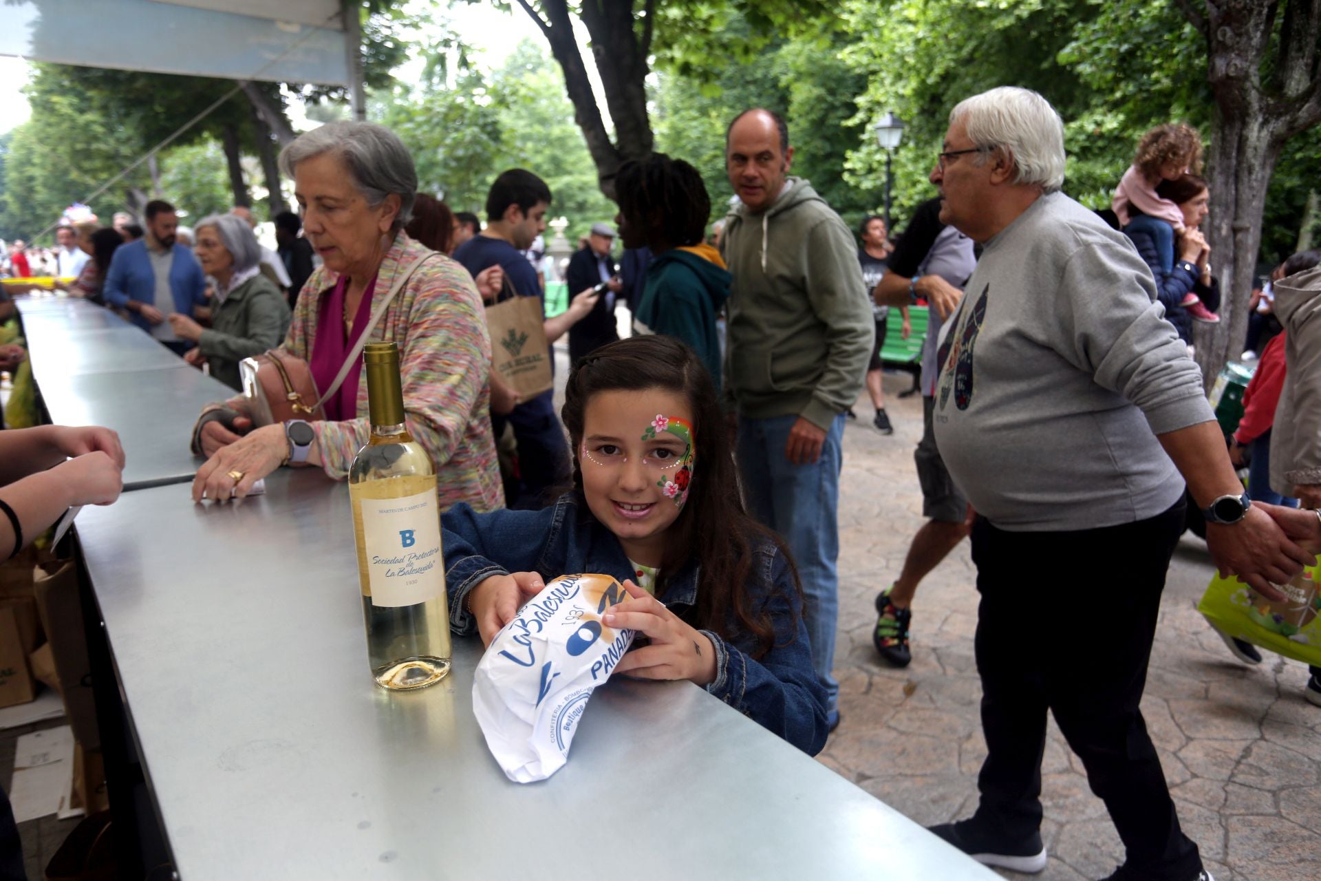 Oviedo cumple con la tradición y toma el centro en el Martes de Campo