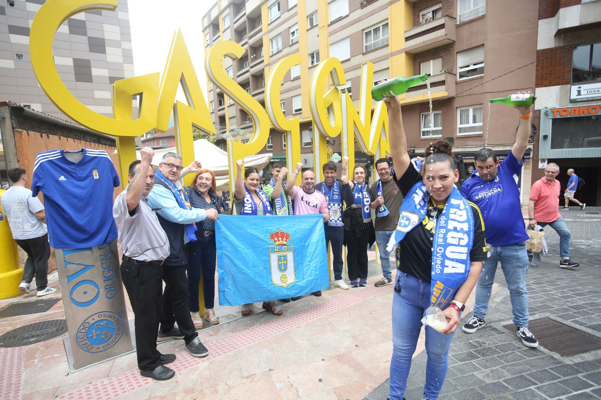 Oviedo cumple con la tradición y toma el centro en el Martes de Campo