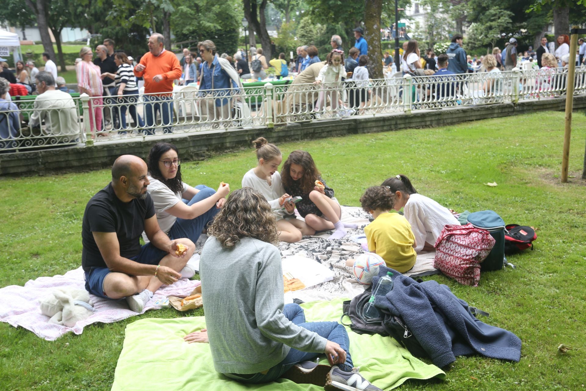 Oviedo cumple con la tradición y toma el centro en el Martes de Campo