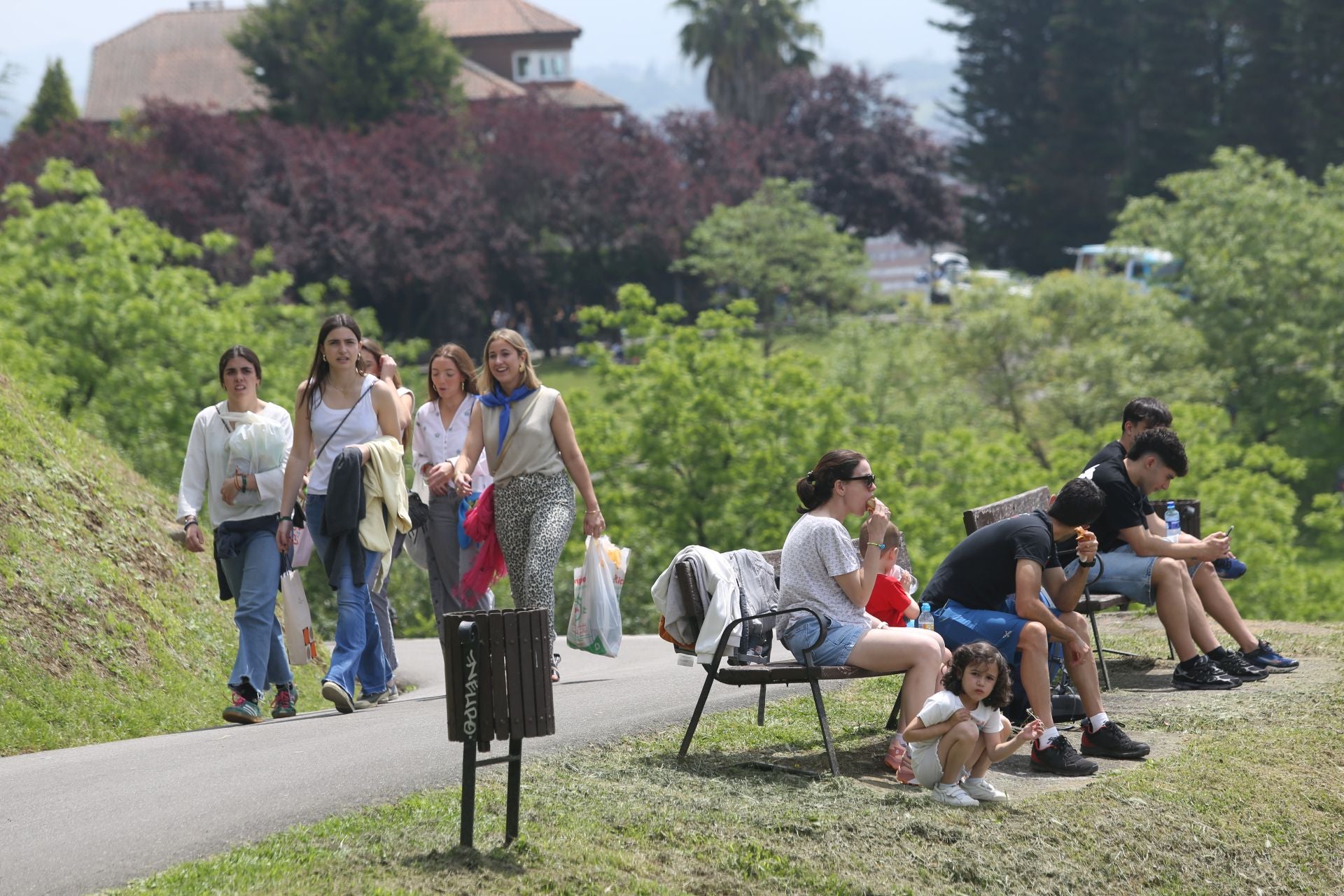 Oviedo cumple con la tradición y toma el centro en el Martes de Campo