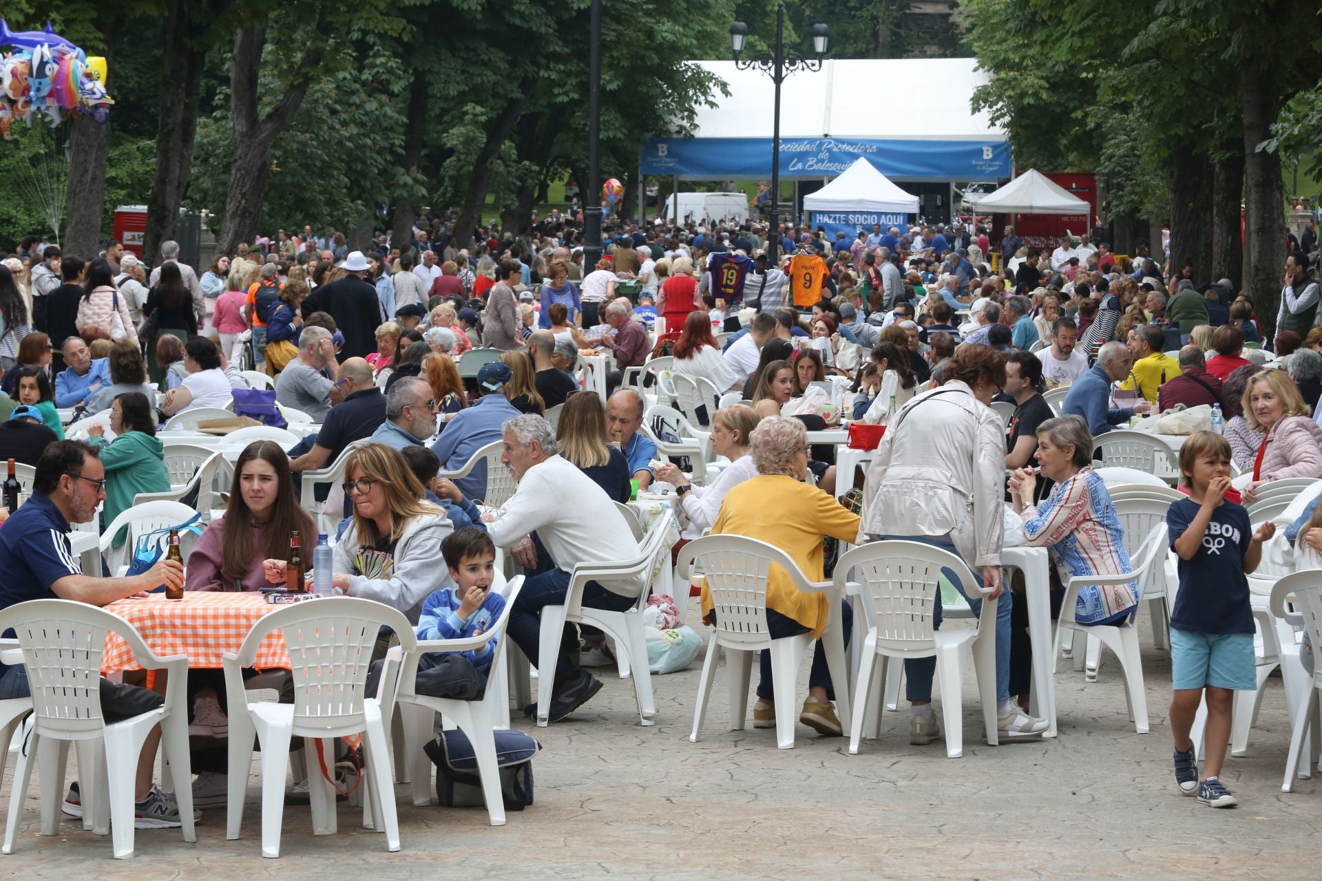 Oviedo cumple con la tradición y toma el centro en el Martes de Campo