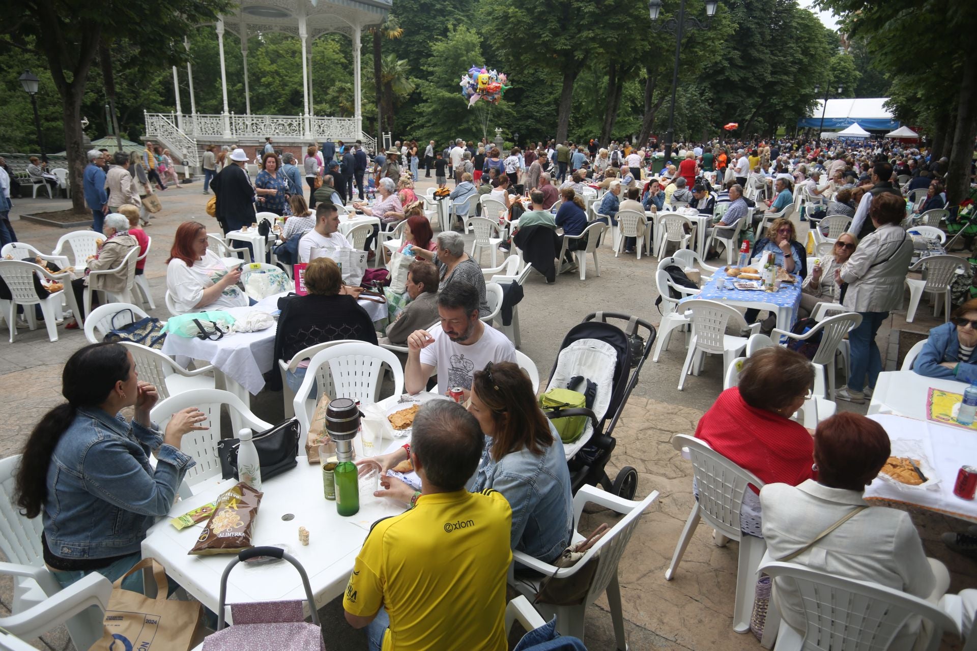 Oviedo cumple con la tradición y toma el centro en el Martes de Campo