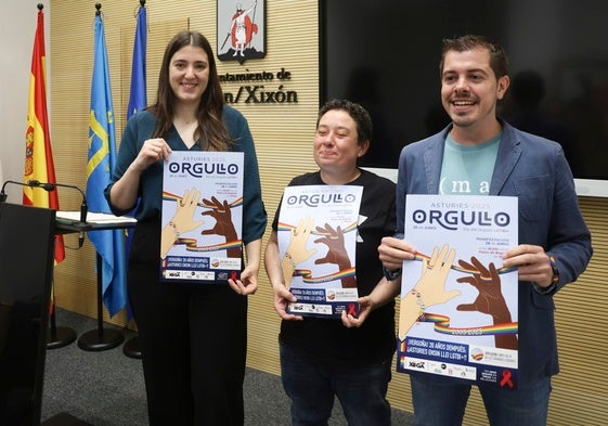 Olaya Suárez, Yosune Álvarez y Javier Suárez Llana con el cartel del Día del Orgullo de este 2025.
