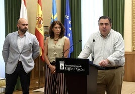 Pelayo Barcia, concejal de Tráfico, Movilidad y Transporte Público del Ayuntamiento de Gijón, durante la rueda de prensa esta mañana.