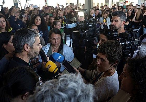 Borja Llorente, de CC OO, ejerciendo de portavoz de los sindicatos ayer para explicar el preacuerdo ante los medios y los docentes manifestados.