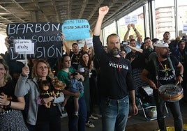 Docentes concentrados este lunes en Oviedo durante la negociación.