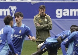El entrenador del Real Oviedo, Veljko Paunovic, en el último entrenamiento antes del partido contra el Almería.