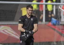 Rubén Yáñez, ajustándose los guantes durante un entrenamiento del Sporting de Gijón en Mareo.