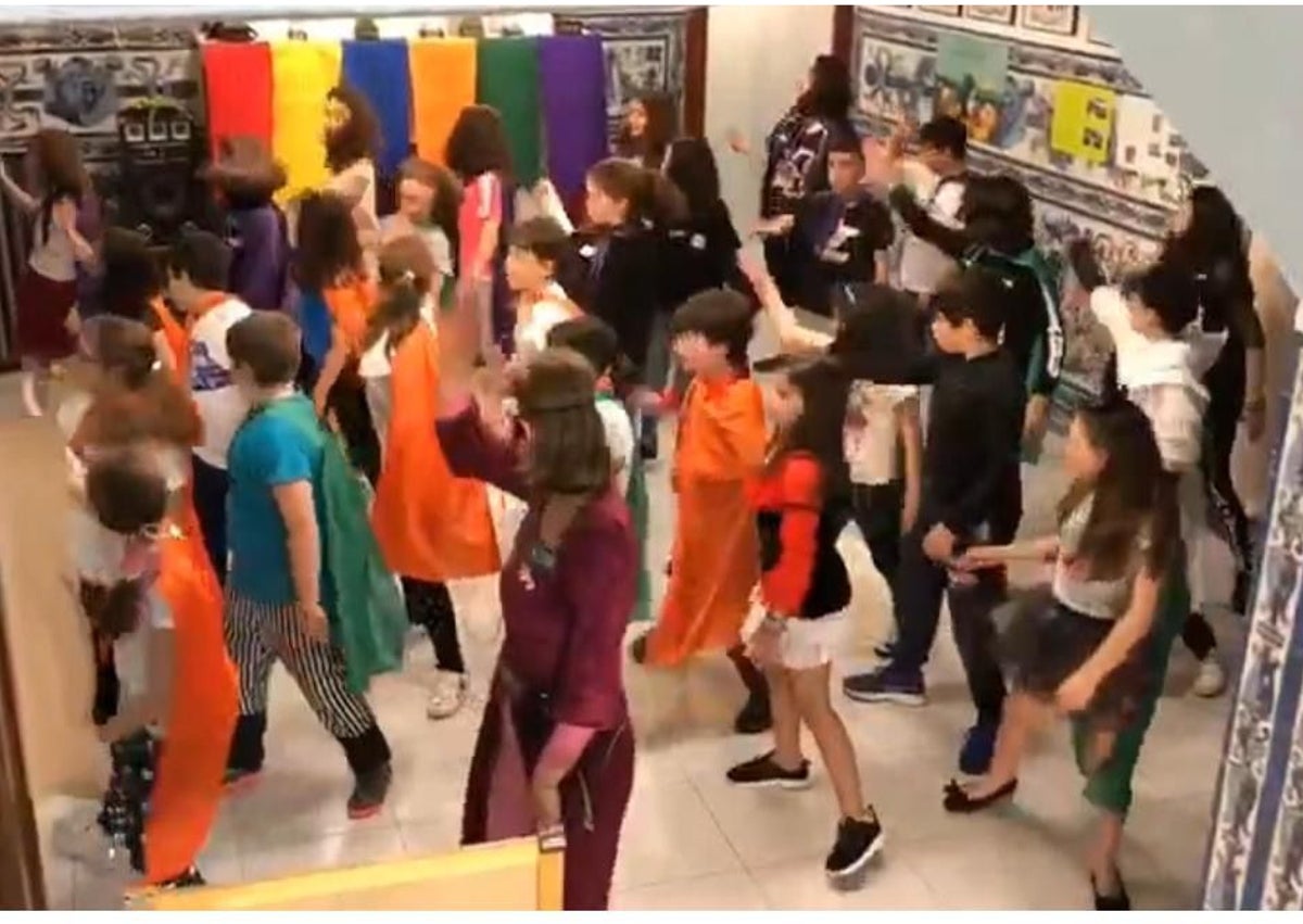 Imagen secundaria 1 - Alumnado del colegio San Lorenzo celebrando la 'Noche en el Castillo'.