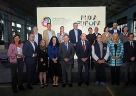 Foto de familia en la presentación en La Vega, con la consejera de Cultura, el alcalde y el presidente de la Junta en el centro.