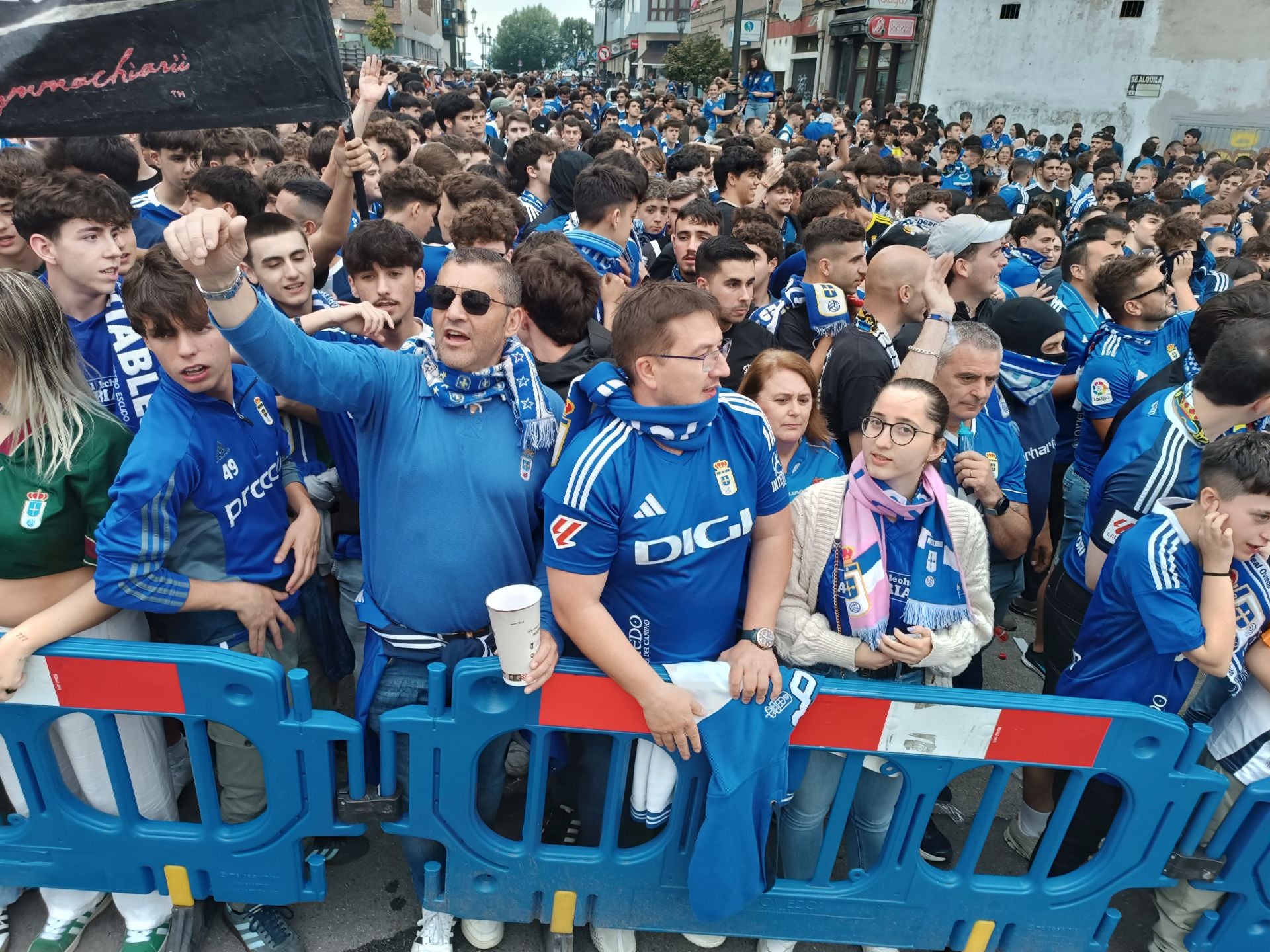 Ambientazo previo para el Real Oviedo - Almería