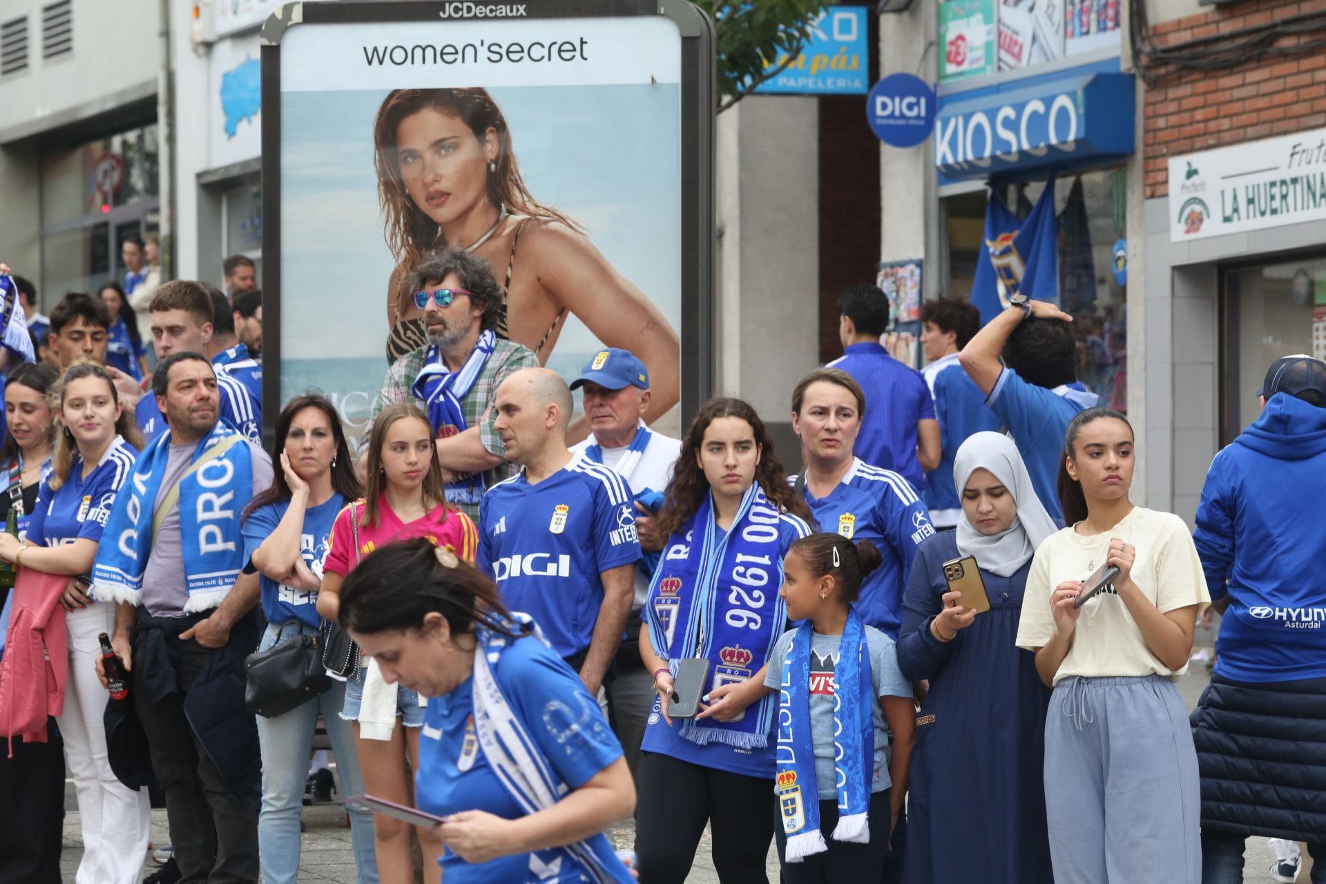 Ambientazo previo para el Real Oviedo - Almería