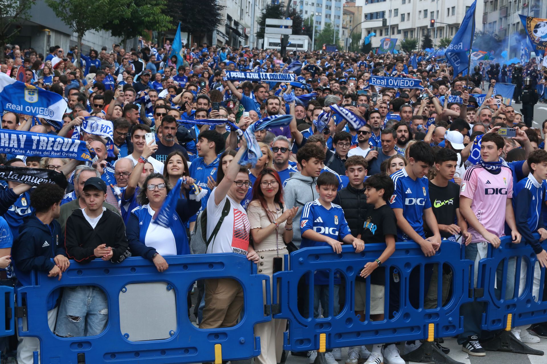 Ambientazo previo para el Real Oviedo - Almería