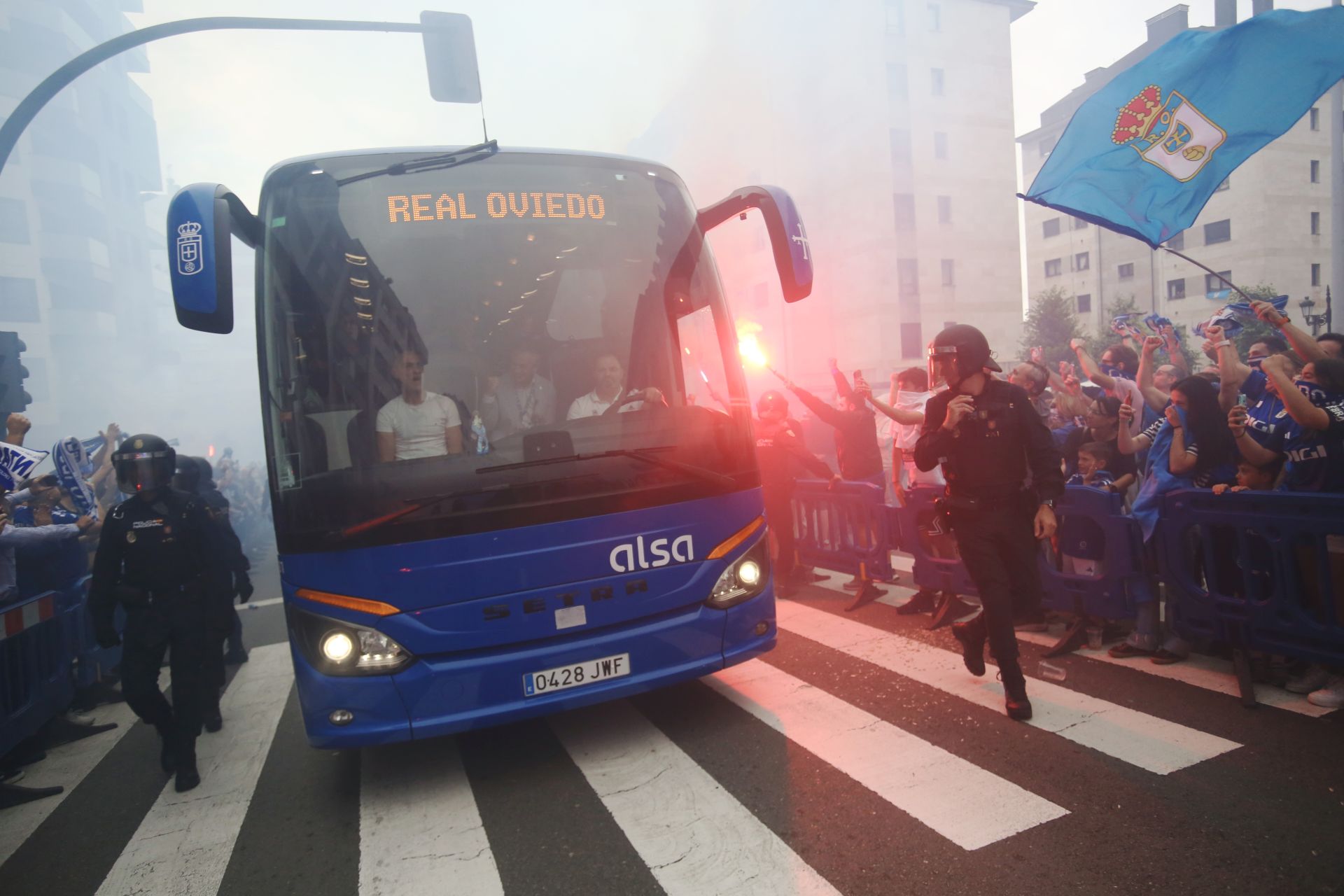 Ambientazo previo para el Real Oviedo - Almería
