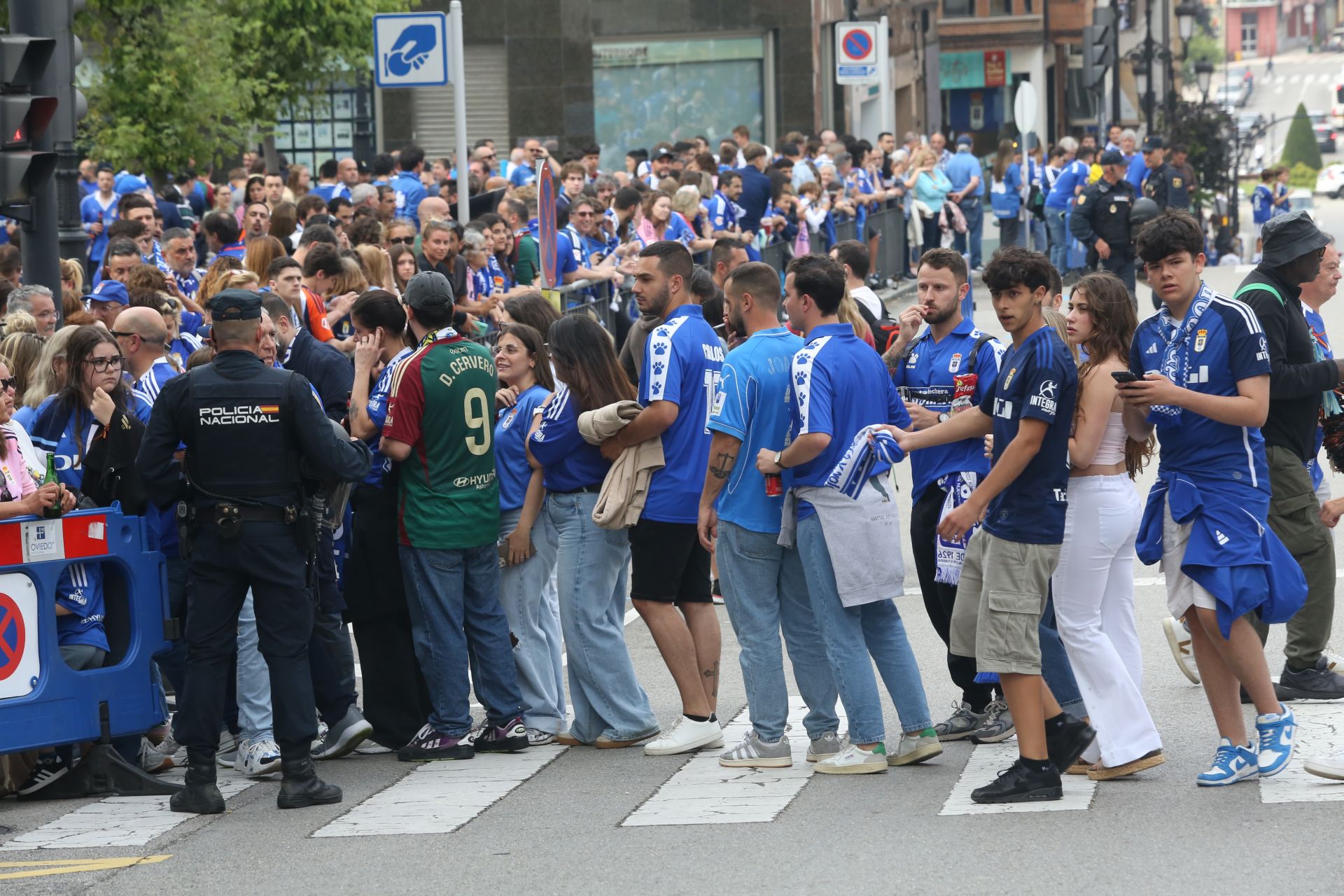 Ambientazo previo para el Real Oviedo - Almería