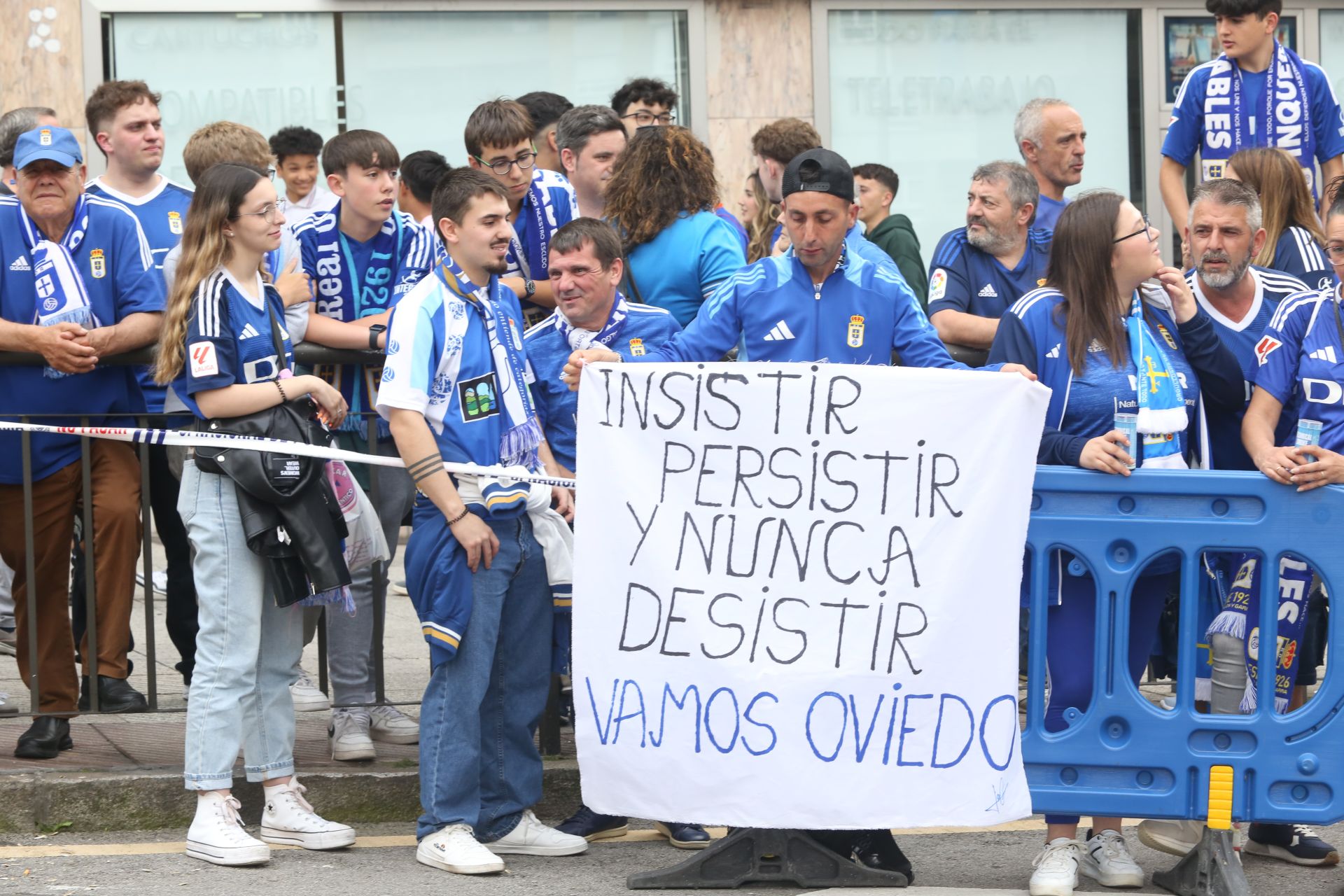 Ambientazo previo para el Real Oviedo - Almería