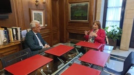 Jesús Chamorro, presidente del Tribunal de Justicia de Asturias, con la alcaldesa de Avilés, Mariví Monteserín