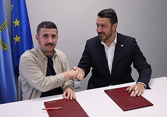 Diego Baeza y Daniel González, tras la firma del convenio en la Cámara.