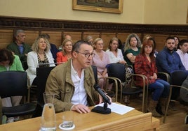 Ángel Martínez Pastor, presidente del comité de empresa de Durgo Felguera, en el pleno de Gijón de este miércoles.
