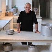 El cocinero Ferran Adrià, en las antiguas cocinas de la Laboral, donde compartió impresiones con 75 compañeros de profesión.