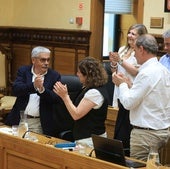 Los compañeros de Floro le dedicaron un cálido aplauso en su despedida como concejal del grupo socialista este miércoles, en el Pleno del Ayuntamiento de Gijón.