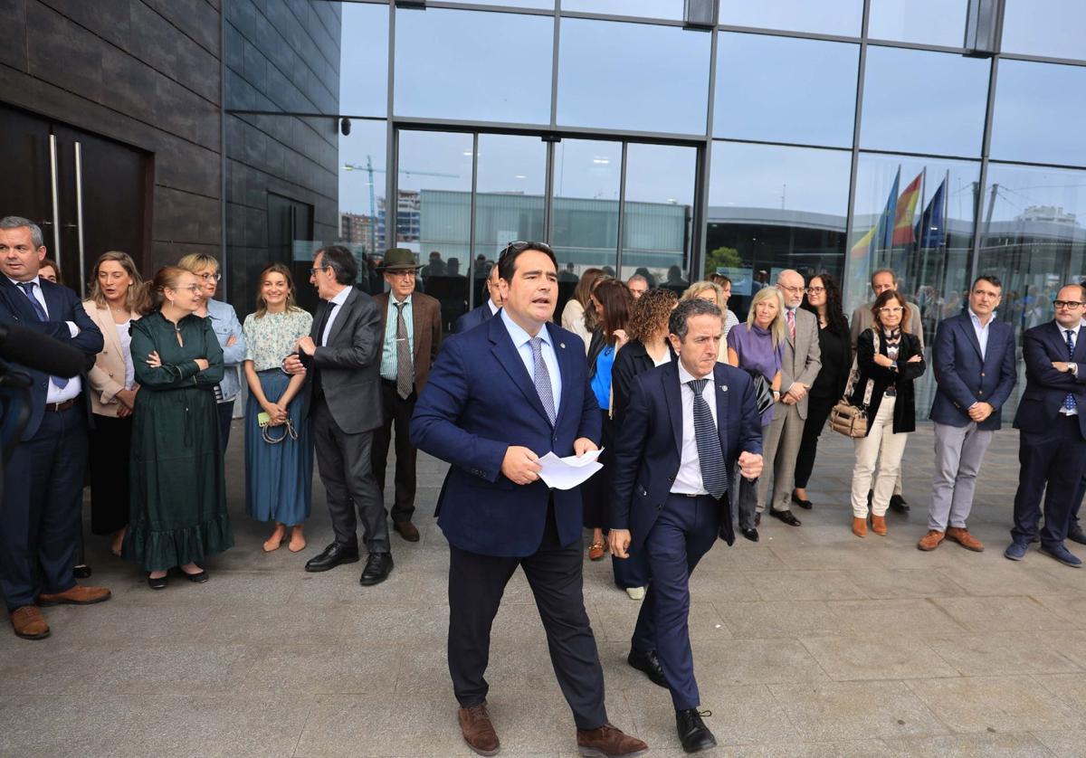 Concentración de jueces y fiscales a las puertas del Palacio de Justicia de Gijón.