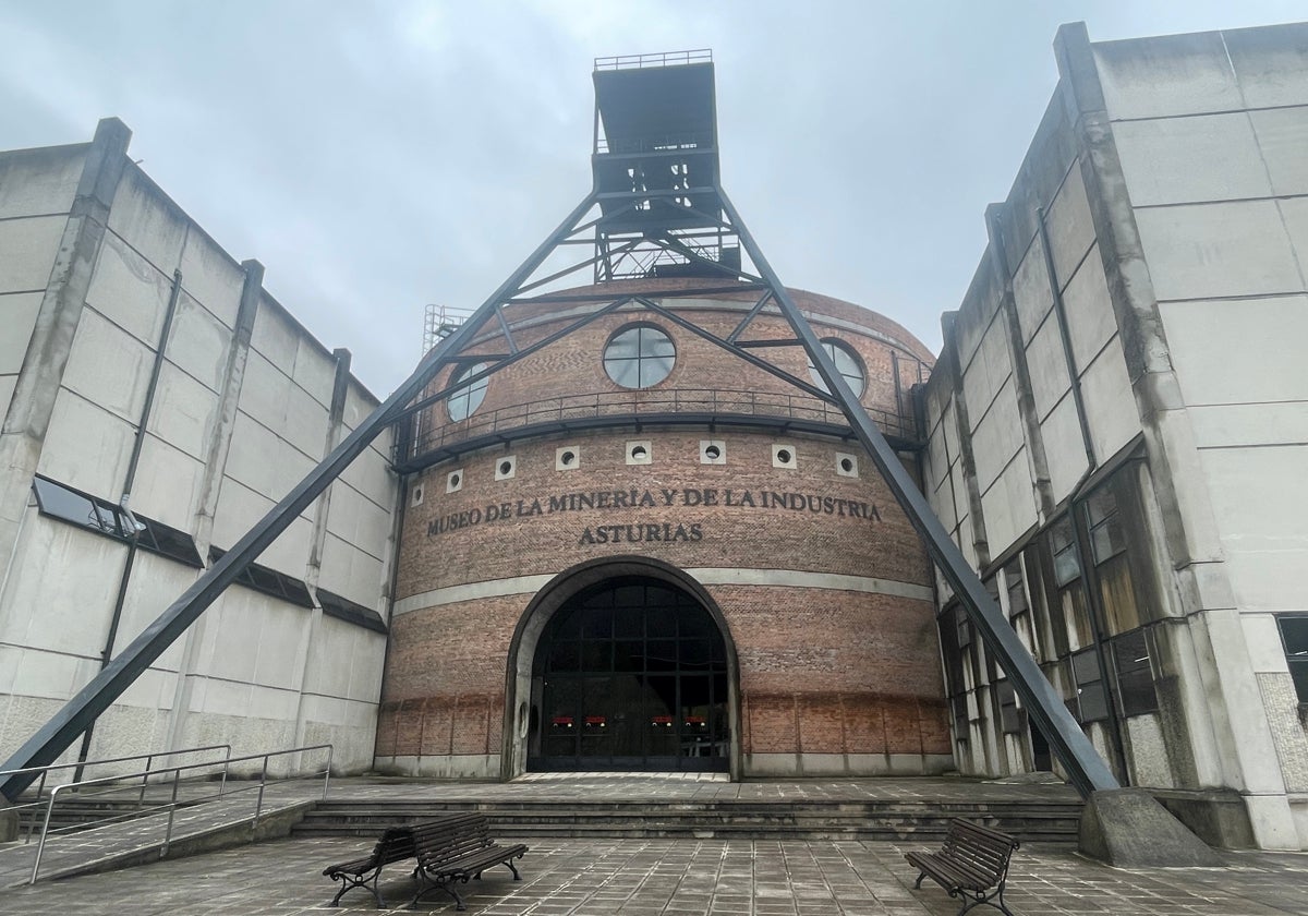 Entrada principal del Museo de la Minería de Asturias, ubicado en El Entrego