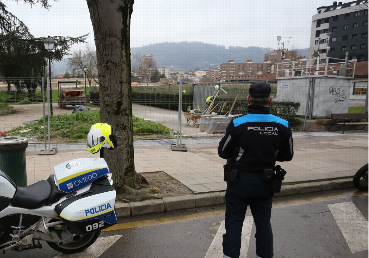 Un policía local observa una obra.