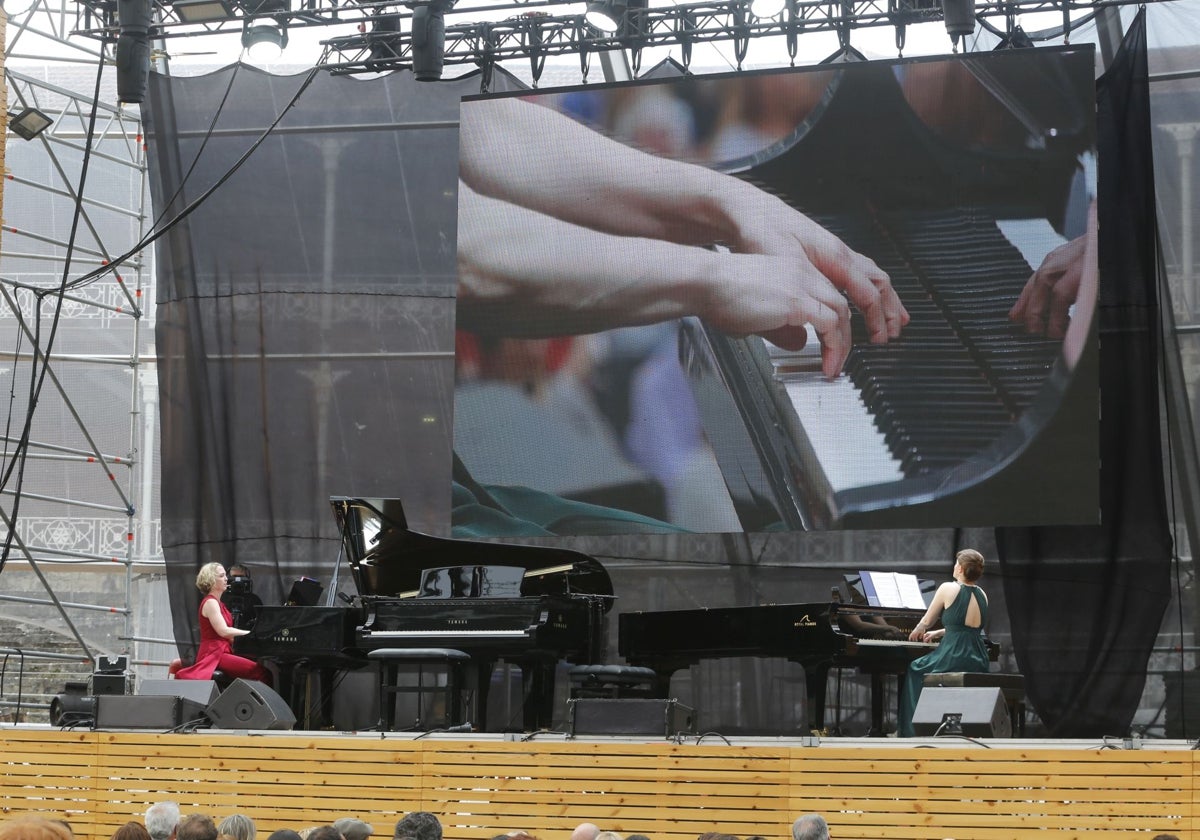 Sobre el escenario, Amy Gustafson y Erin Chen.
