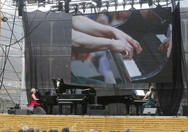 Sobre el escenario, Amy Gustafson y Erin Chen.
