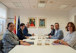 Por la izquierda, la jefa de gabinete del ministerio, Laura Sánchez , la ministra Isabel Rodríguez, el secretario de Estado, David Lucas, el director general autonómico de Vivienda, Jesús Daniel Sánchez, el consejero Ovidio Zapico y la jefa de gabinete, María José Miranda.