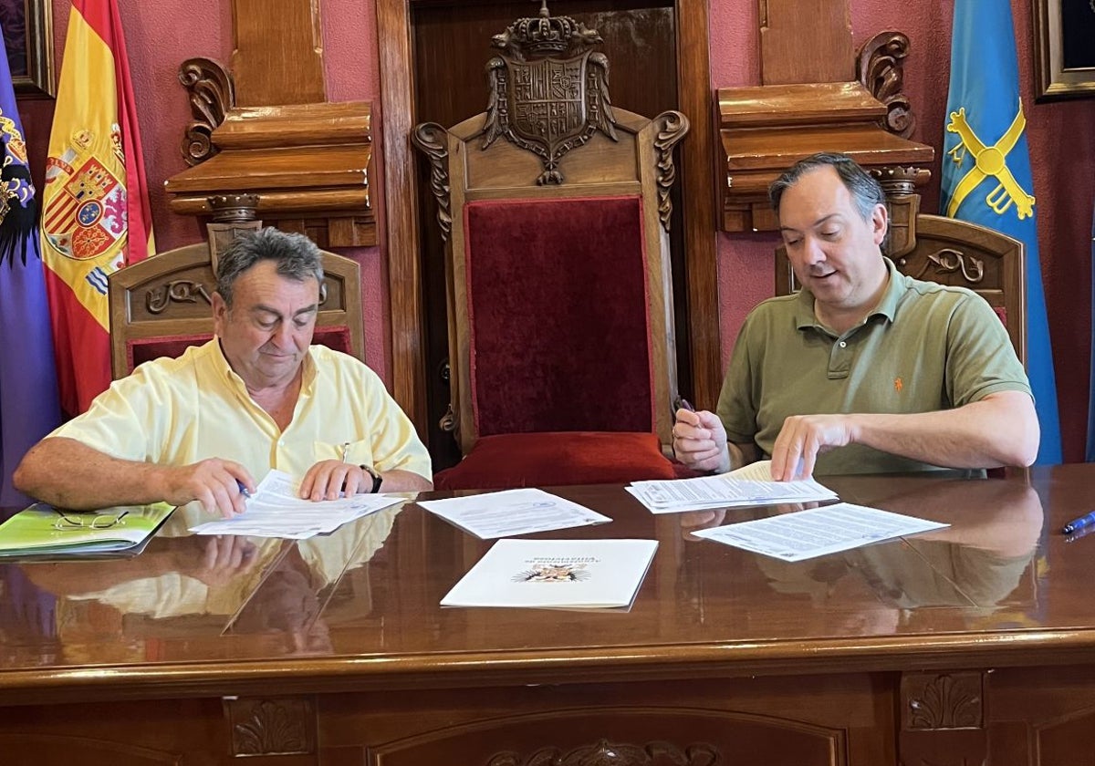 El presidente de la Federación de Asociaciones de Vecinos de Villaviciosa, Juan Luis Fernández Cayado, con el alcalde, Alejandro Vega, en una reunión posterior a la firma del convenio para incrementar los desbroces en caminos.