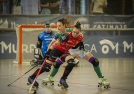 Sara Roces, que jugará la próxima temporada en el Benfica, protege la bola ante una rival.