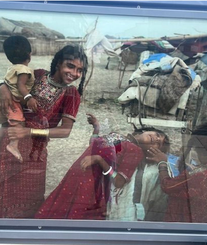 Imagen secundaria 2 - Varias fotografías de National Geographic representando el color rojo en la exposición del Naútico.