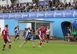 Una jugada del Real Avilés-Cultural Leonesa de la pasada pretemporada en el Suárez Puerta.
