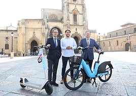 Ignacio Cuesta, Antonio Relaño y Alfredo Canteli ante dos de los vehículos eléctricos en la plaza de la Catedral
