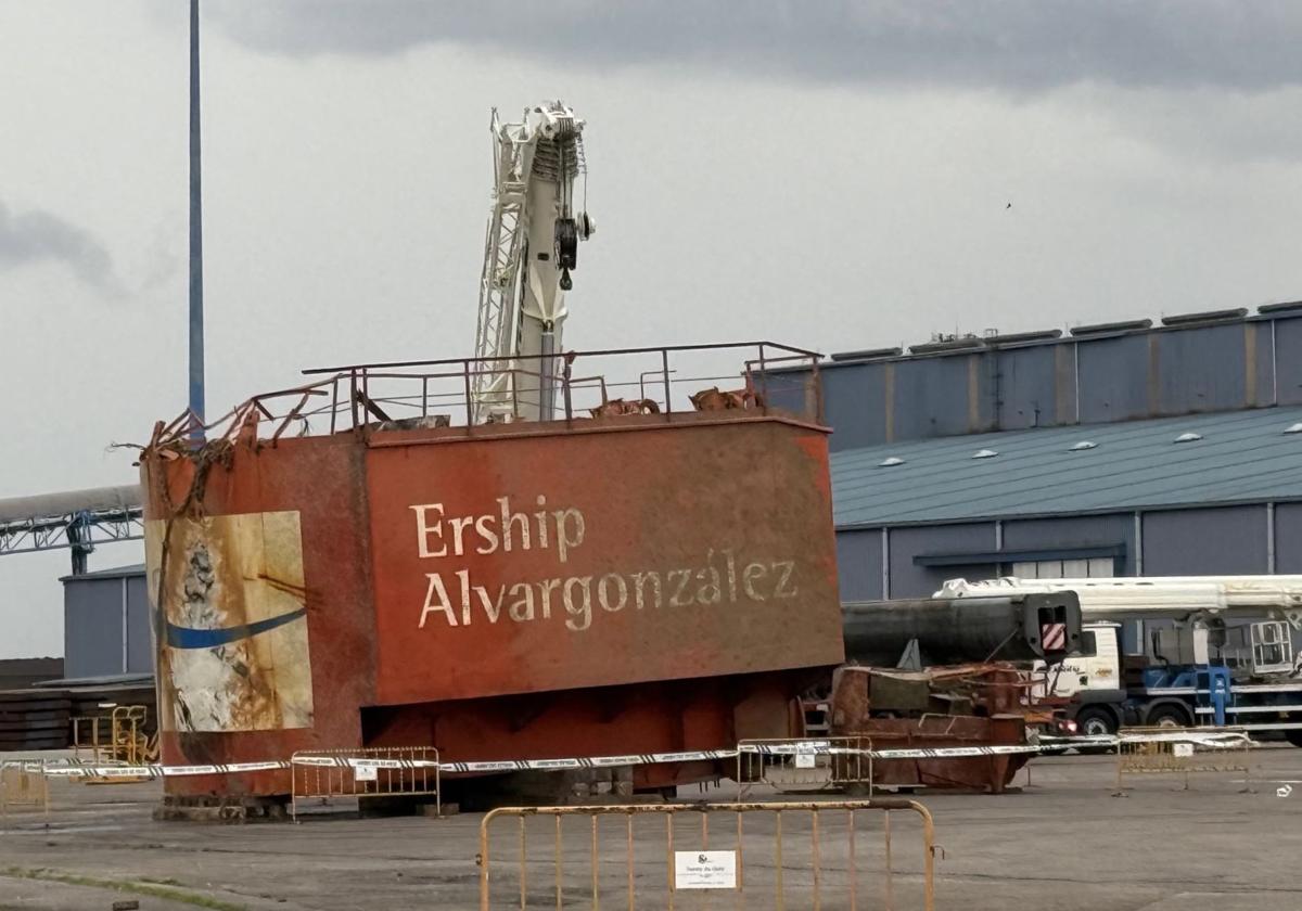 Casetón de la grúa accidentada, tras ser recuperado del mar.